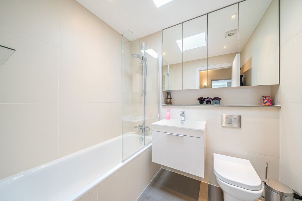 Property photo 3 of 16 Bathroom