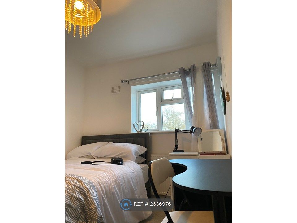 Property photo 1 of 32 Big Size Window Bedroom 1