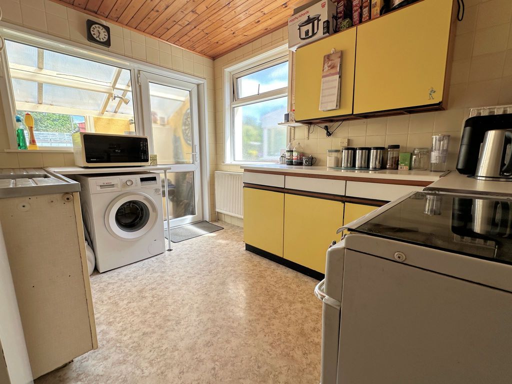 Property photo 3 of 17 Kitchen