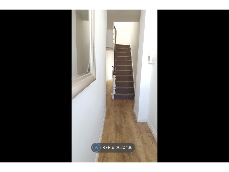 Property photo 2 of 16 Hallway