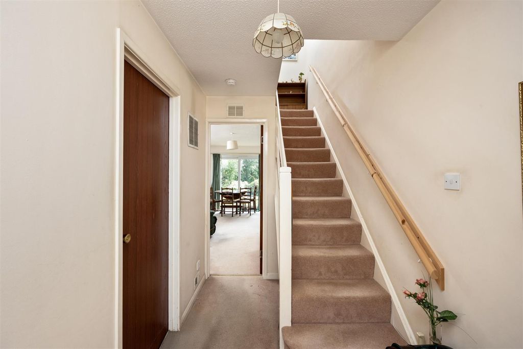 Property photo 3 of 16 Warren Drive 47-010.Jpg
