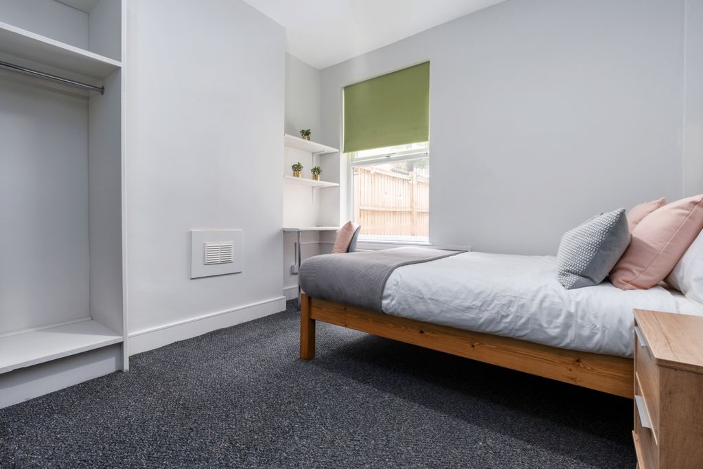 Property photo 2 of 18 42 Derby Grove, Bedroom 1