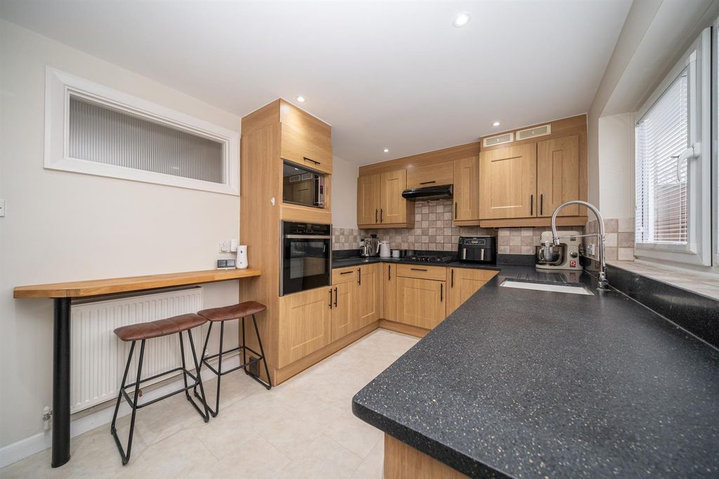 Property photo 3 of 16 29-Garland-Close-01573.Jpg