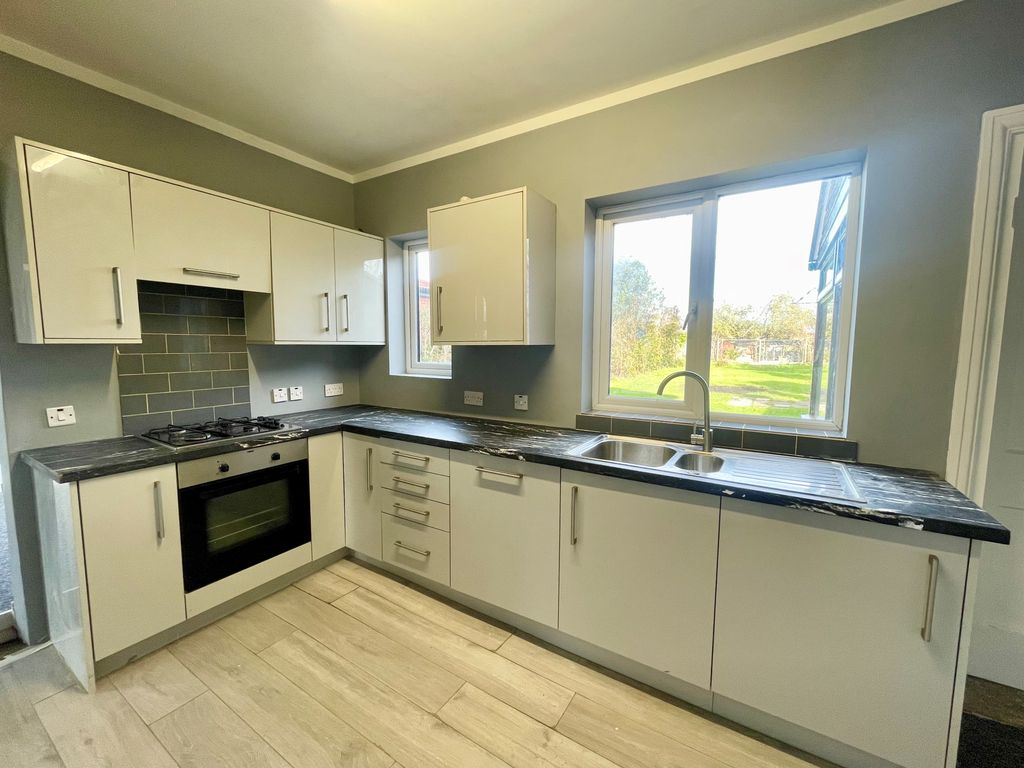 Property photo 3 of 14 Kitchen