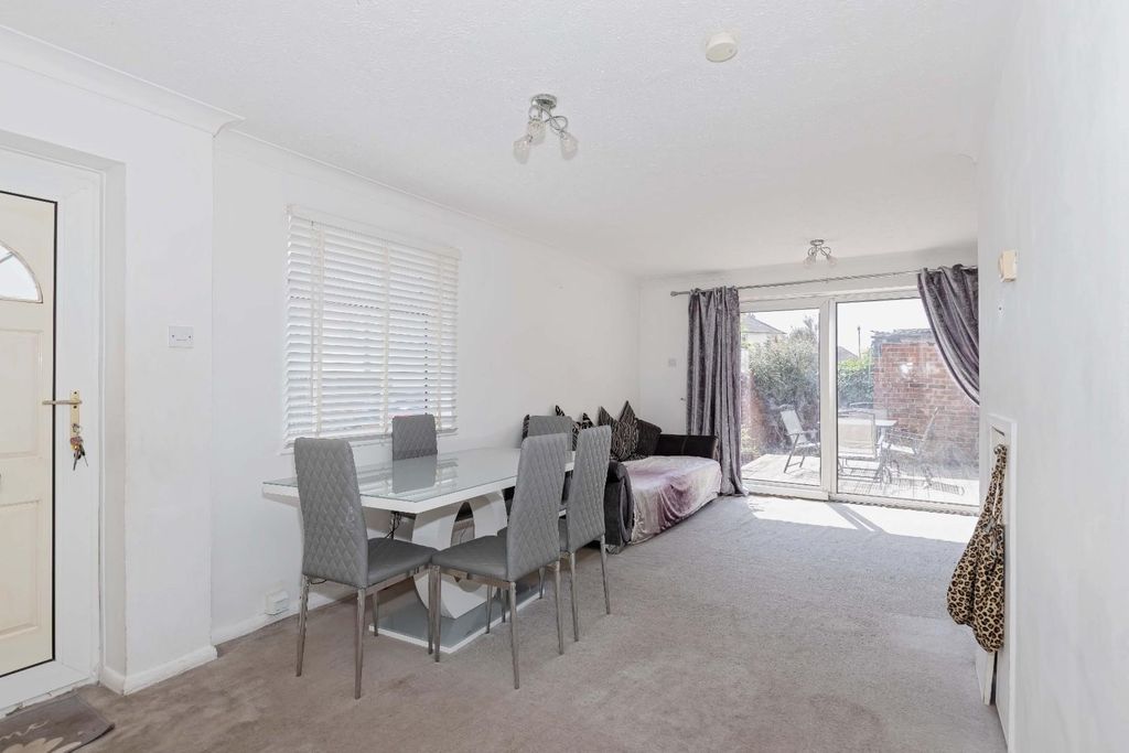 Property photo 2 of 16 Barnes Rd_8.Jpg