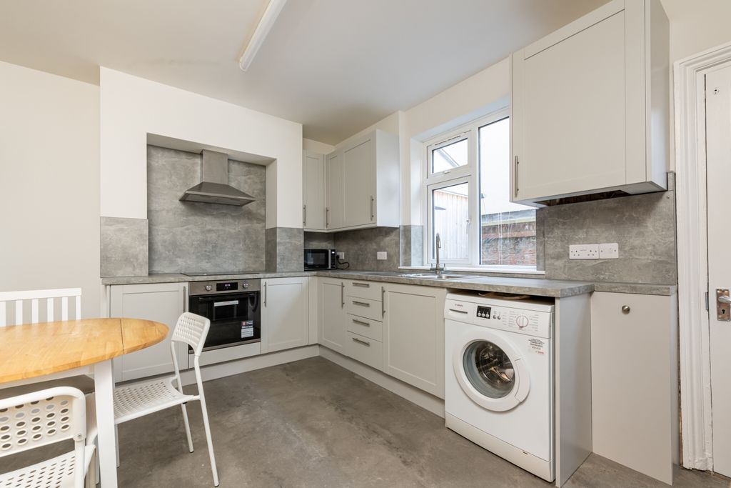 Property photo 1 of 10 Kitchen