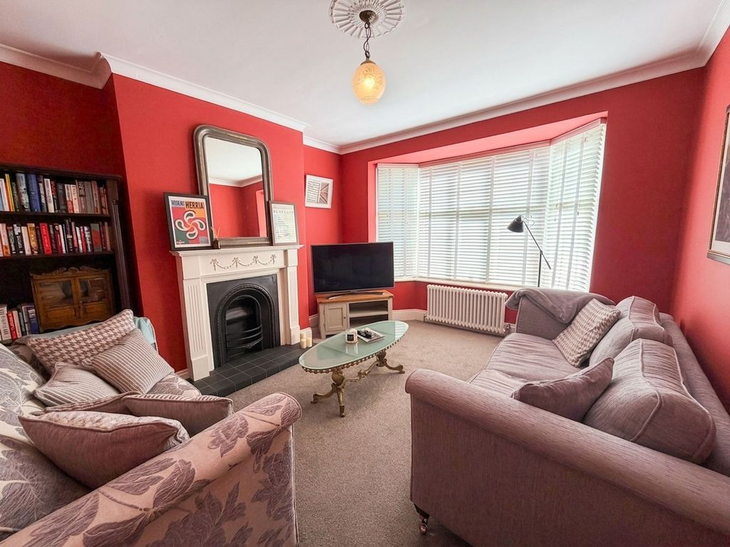 Property photo 3 of 16 Lounge