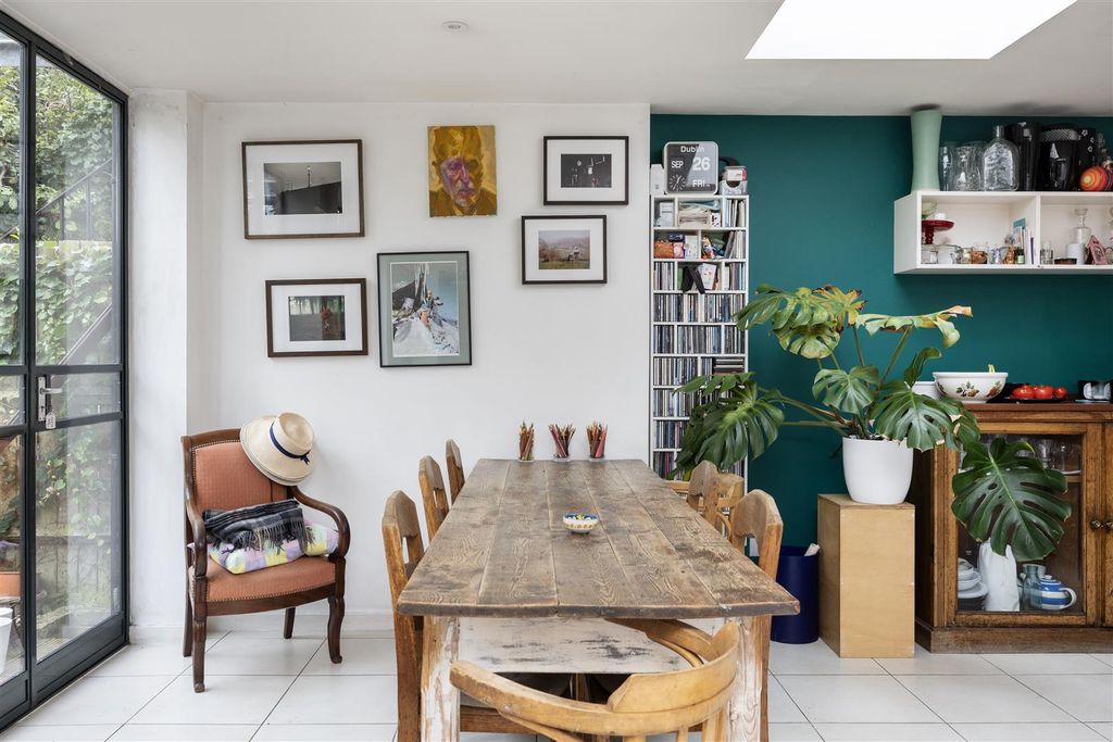 Property photo 2 of 12 Hammersmith Grove