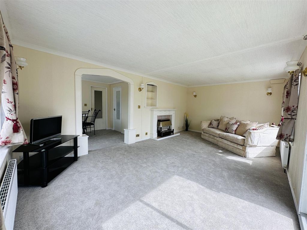Property photo 2 of 10 Lounge