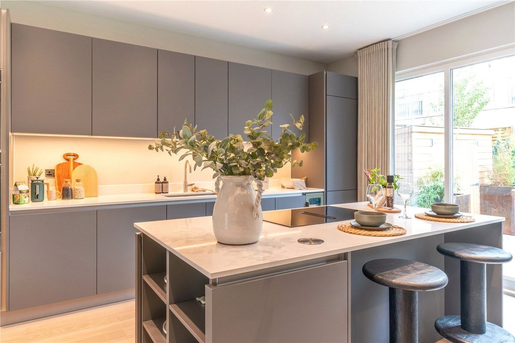 Property photo 2 of 9 Show Home