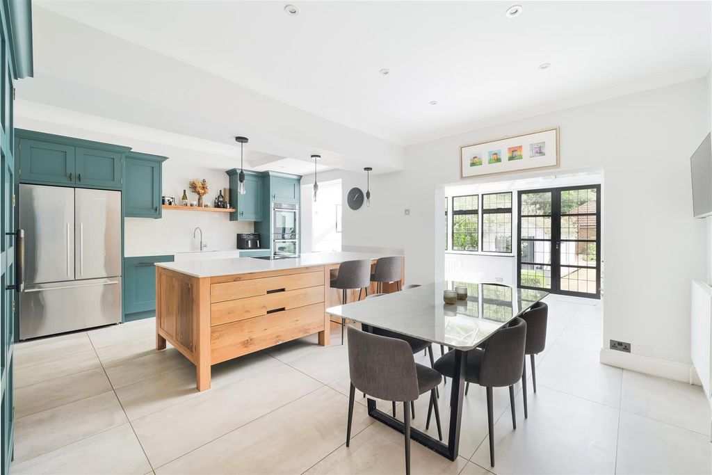 Property photo 2 of 31 Kingswood Road, 38 (24).Jpg