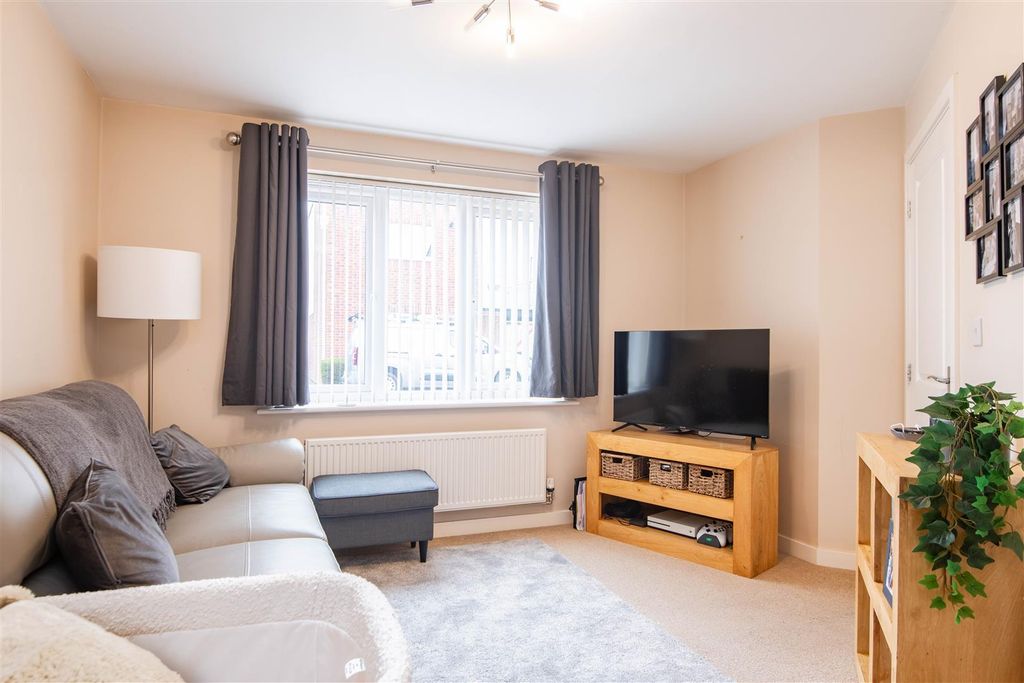 Property photo 2 of 11 Kitchen / Lounge