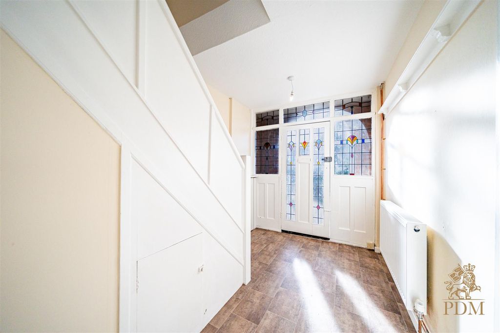 Property photo 3 of 24 40 Russell Drive Wollaton Nottingham Ng8 2Bh