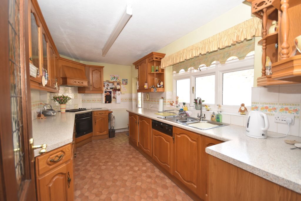 Property photo 2 of 19 Kitchen