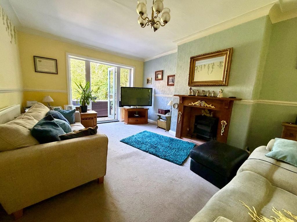Property photo 3 of 13 Lounge