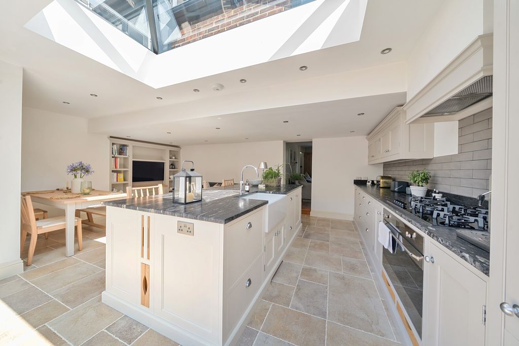 Property photo 3 of 18 1328572-8-687A297...