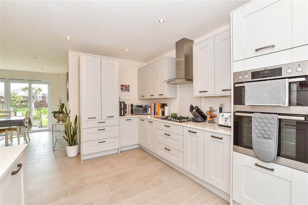 Property photo 3 of 18 Kitchen