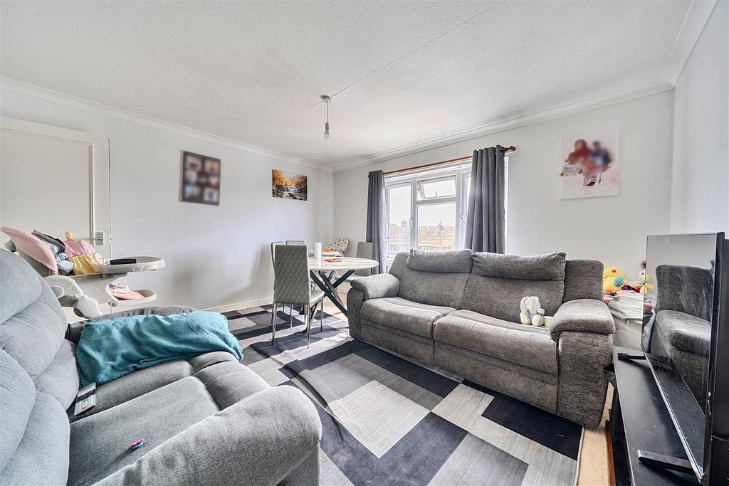 2 bed flat for saleMayenne Place, Devizes SN10 photo 4