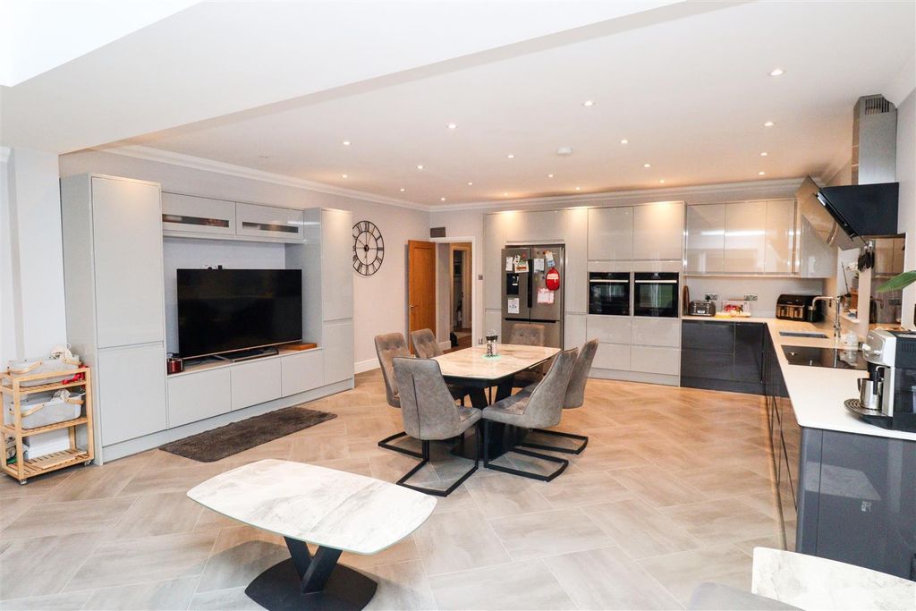 Property photo 3 of 24 Kitchen/Dining Room