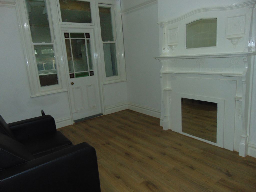 Property photo 3 of 21 Reception 2