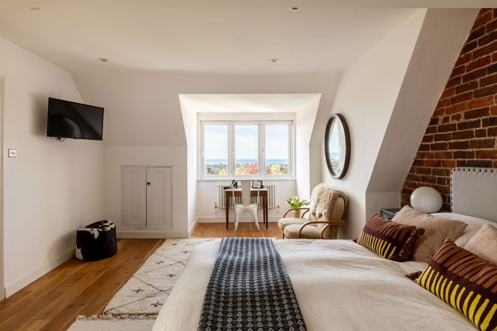 Property photo 3 of 49