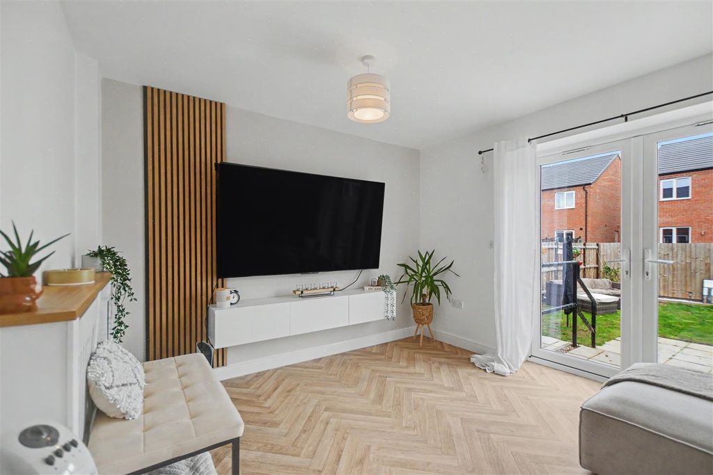 Property photo 2 of 16 Lounge