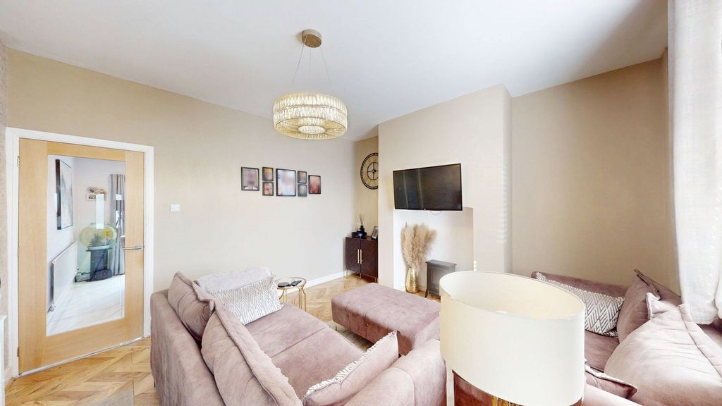 Property photo 2 of 13 Lounge