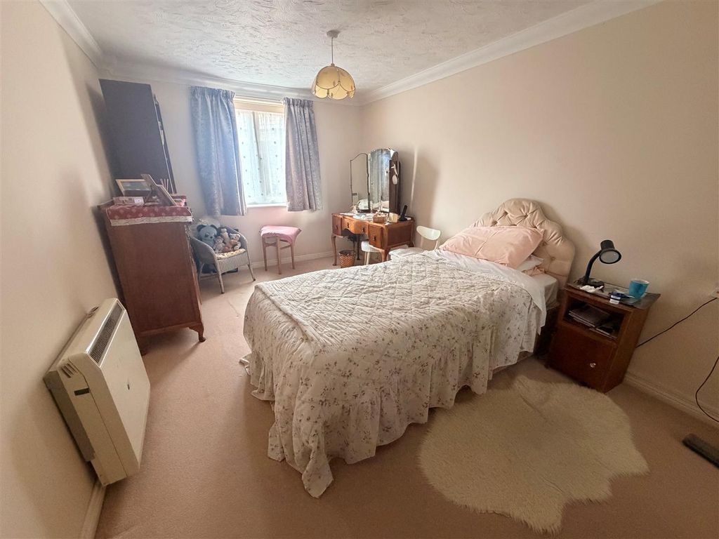 Property photo 3 of 11 Bedroom 2.Jpg
