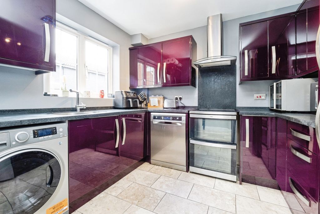 Property photo 2 of 18 Kitchen