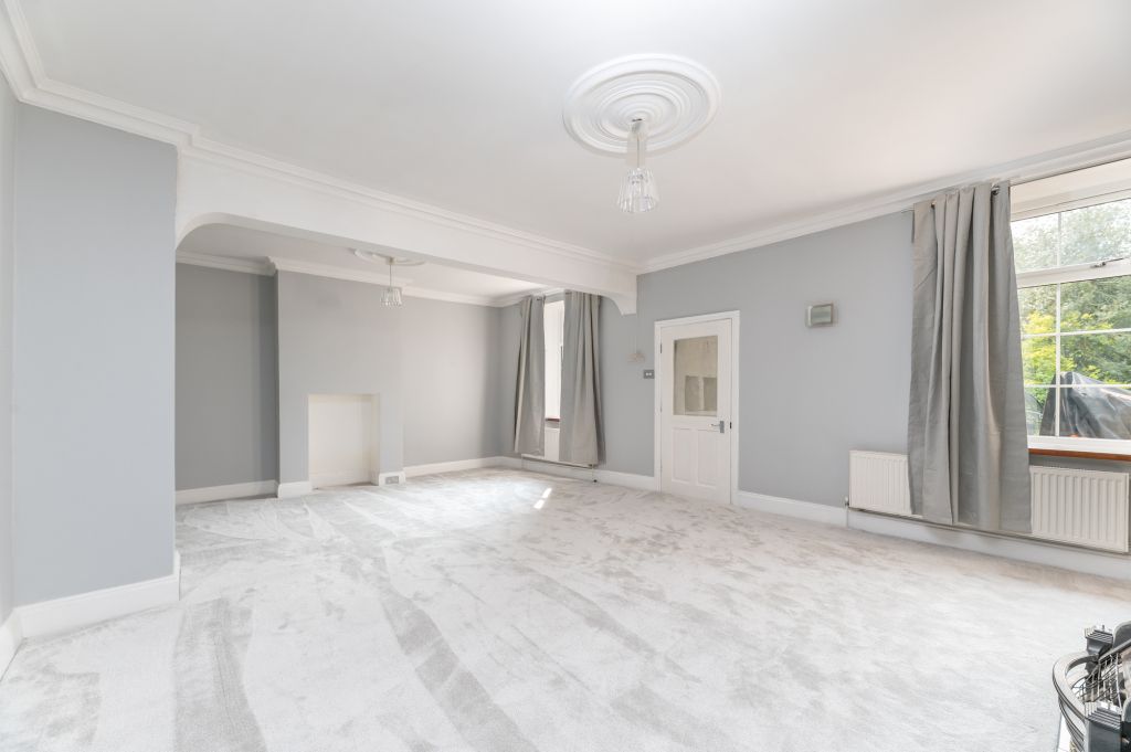 Property photo 3 of 35 Sitting Room