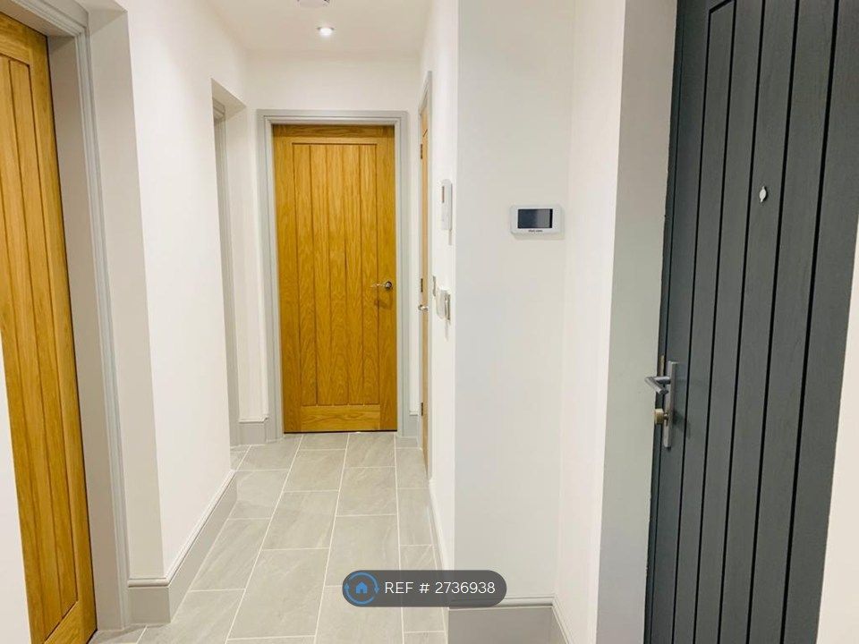 Property photo 3 of 14 Hall Way