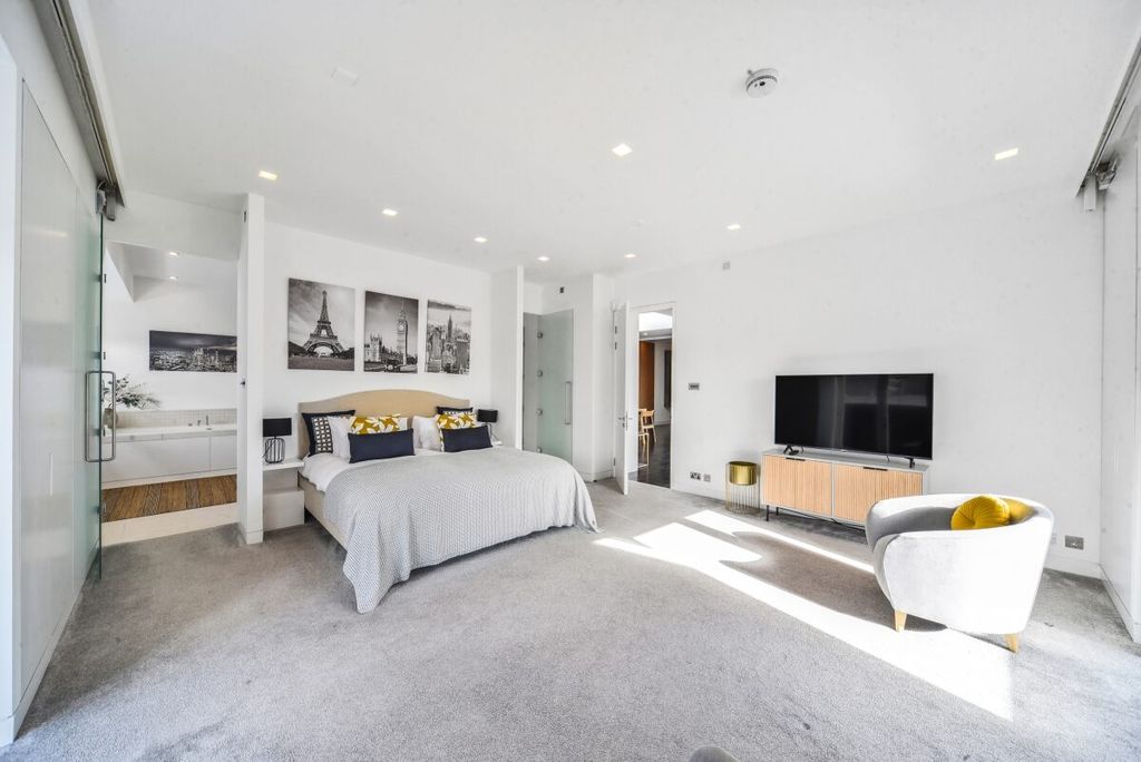 Property photo 3 of 11 Orwell Studios