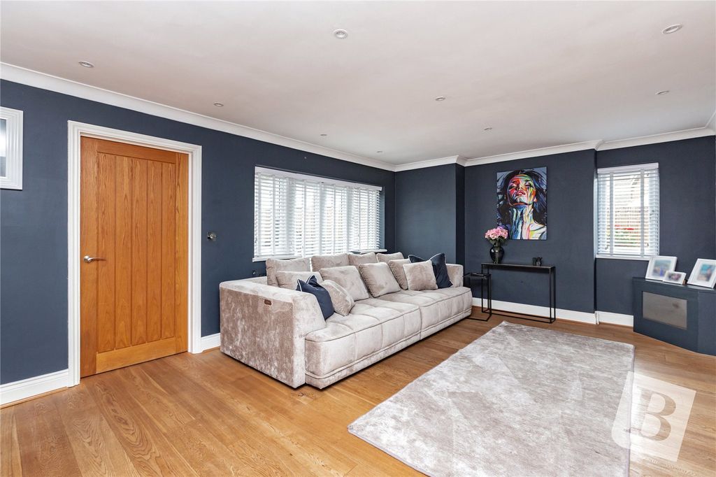 Property photo 3 of 17 Living Room