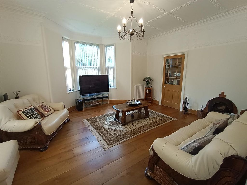 Property photo 3 of 47 Lounge