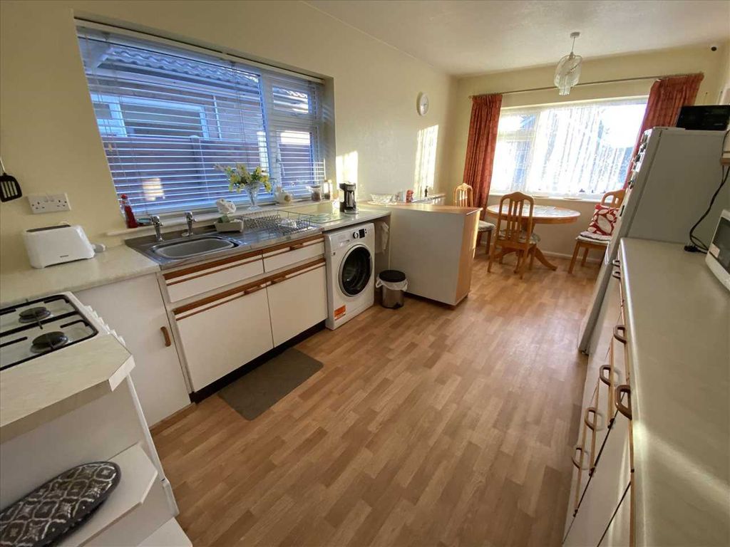 Property photo 2 of 11 Kitchen: