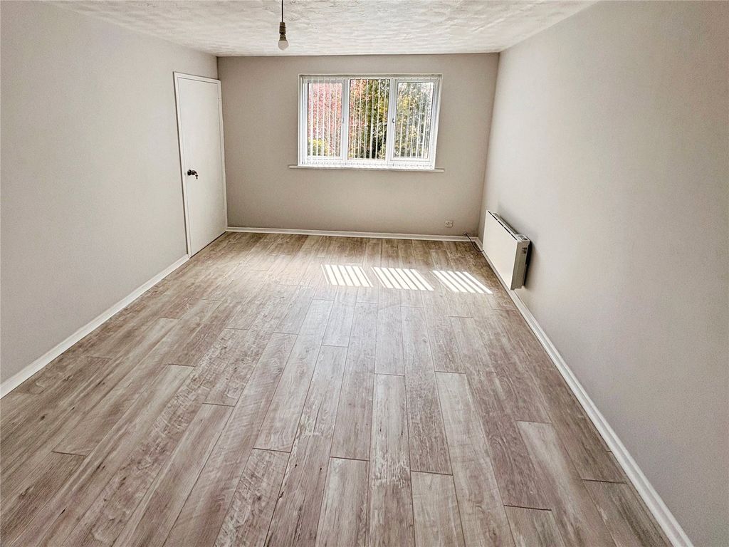 Property photo 2 of 7 Lounge/Bedroom