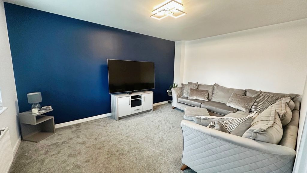 Property photo 2 of 14 Lounge