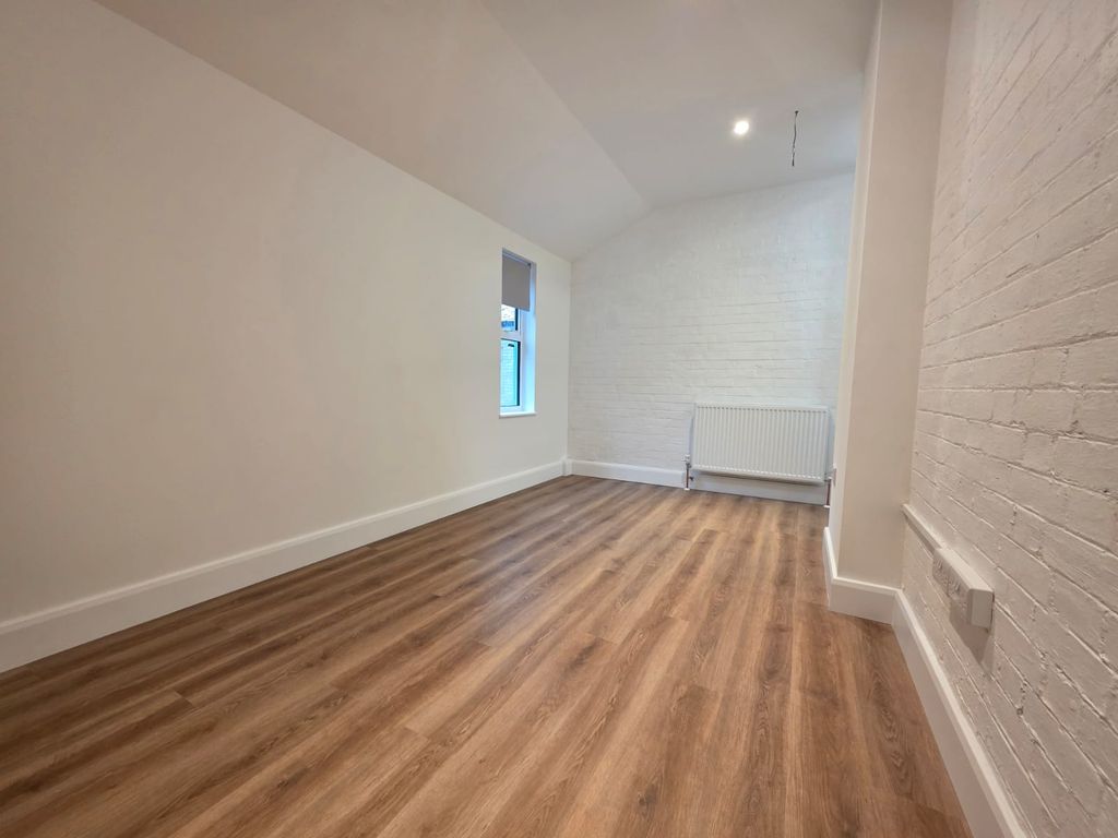 Property photo 2 of 14 Lounge / Bedroom