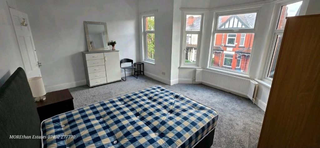 Property photo 1 of 8 Bright Bedroom With Large Bay Window And Storage...