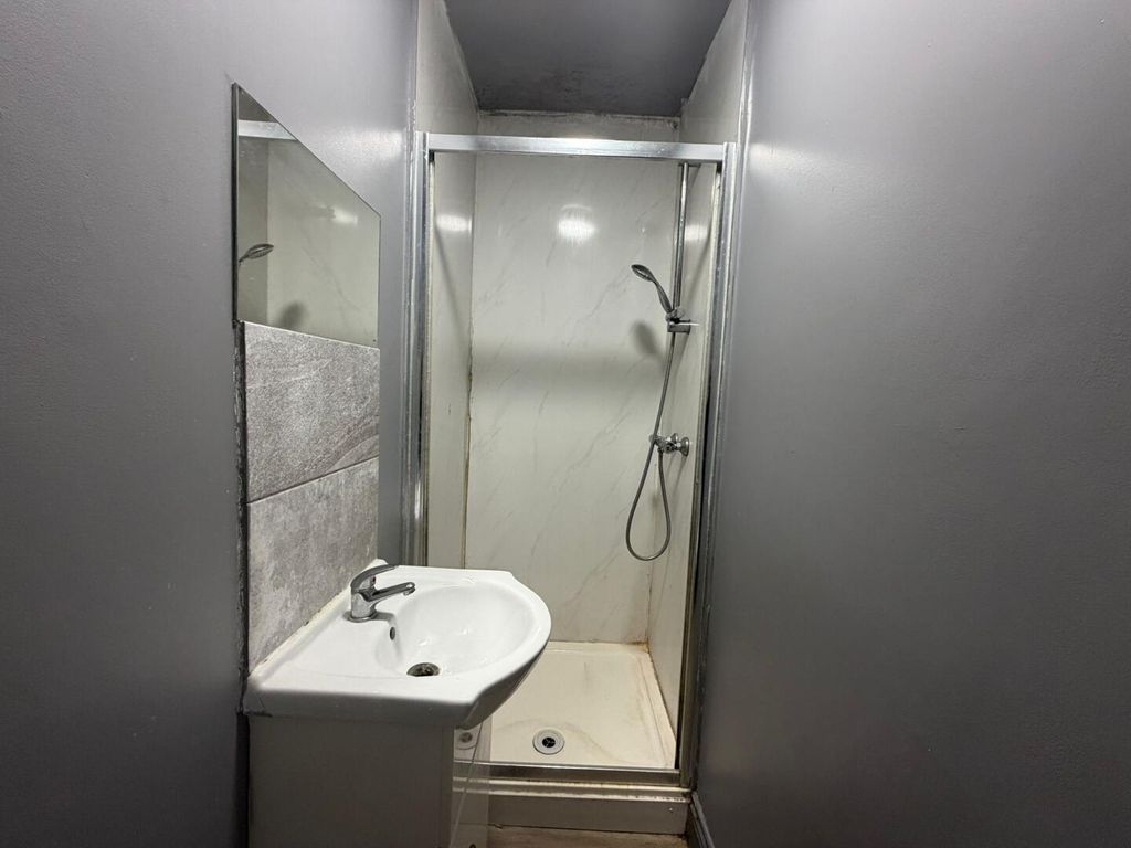 Property photo 3 of 11 Bathroom