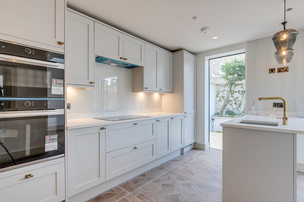 Property photo 3 of 12 Kitchen