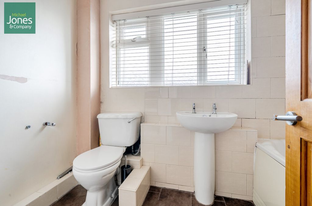 Property photo 3 of 9 Bathroom