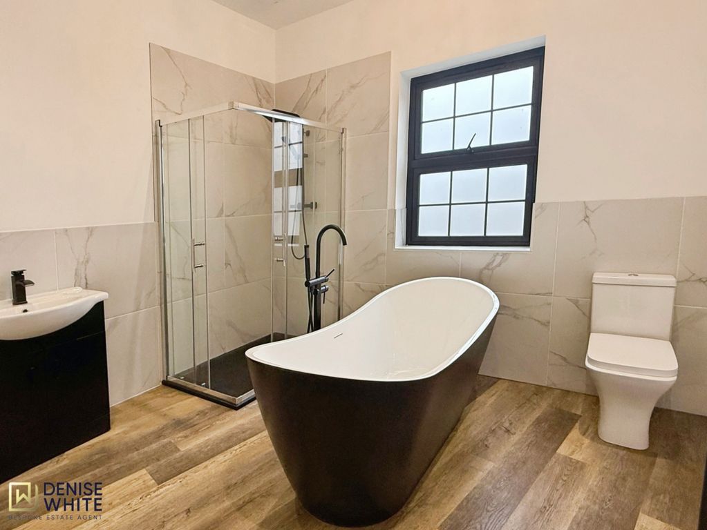 Property photo 2 of 18 Bathroom