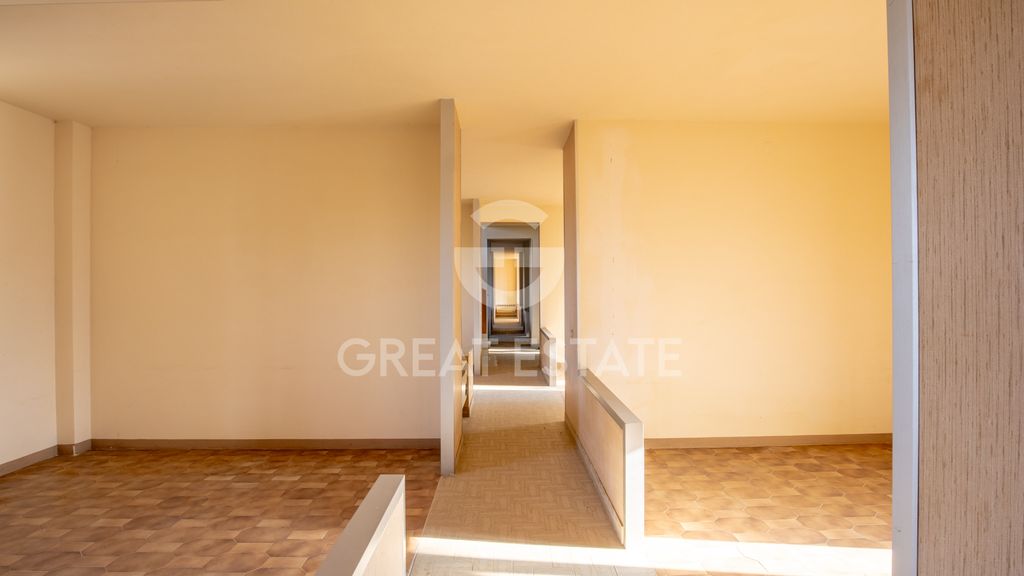 Property photo 2 of 22 Interiors