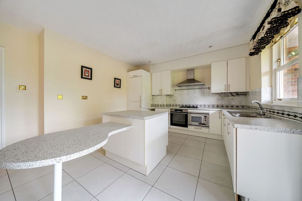 Property photo 2 of 20