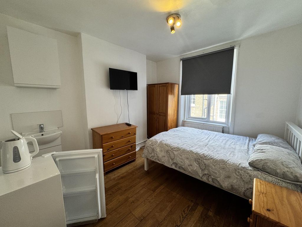 Property photo 2 of 10 Bedroom