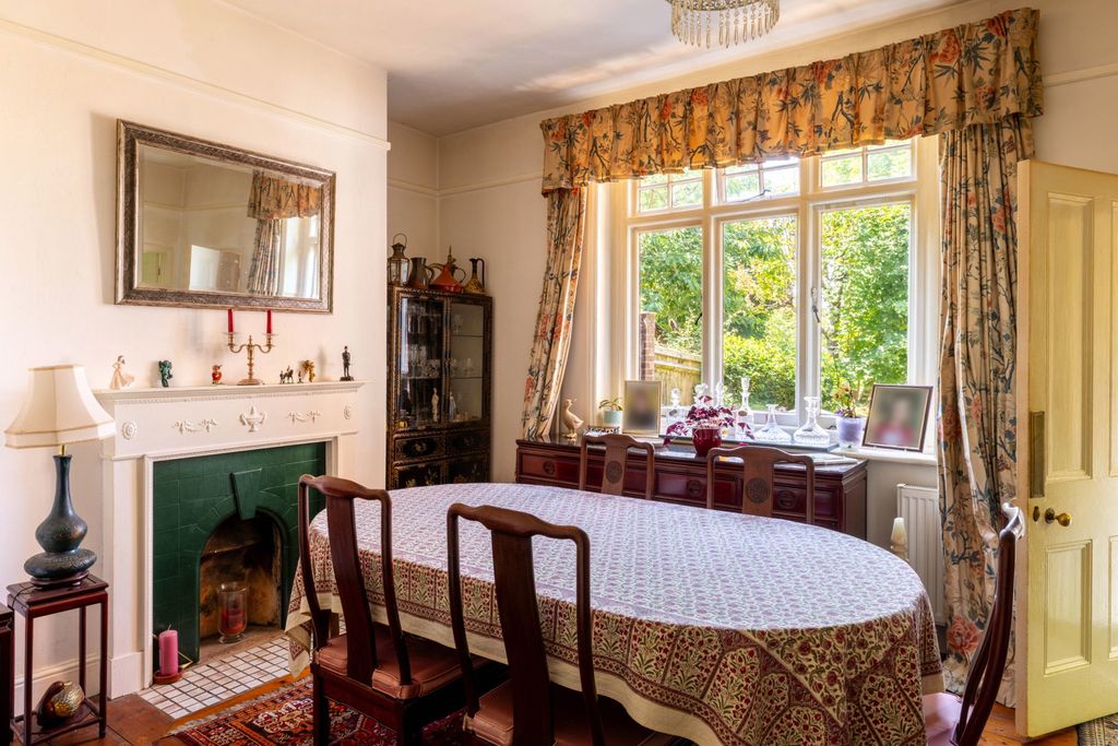5 bed semi-detached house for salePaddockhall Road, Haywards Heath RH16 photo 5
