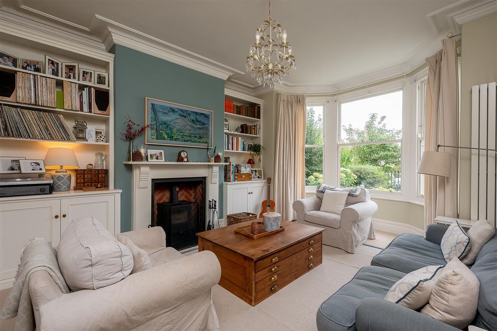 Property photo 2 of 25 Living Room