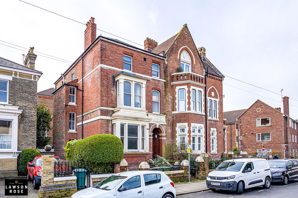 Property photo 1 of 19 .