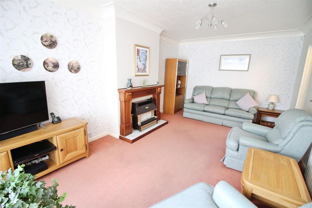 Property photo 2 of 17 Lounge
